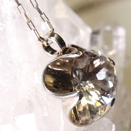 BEICHER HEILESEN　クリスタルonクローバーペンダント