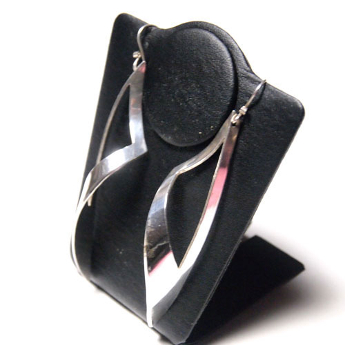 シルバー　ツイスト トライアングル ロングピアス　