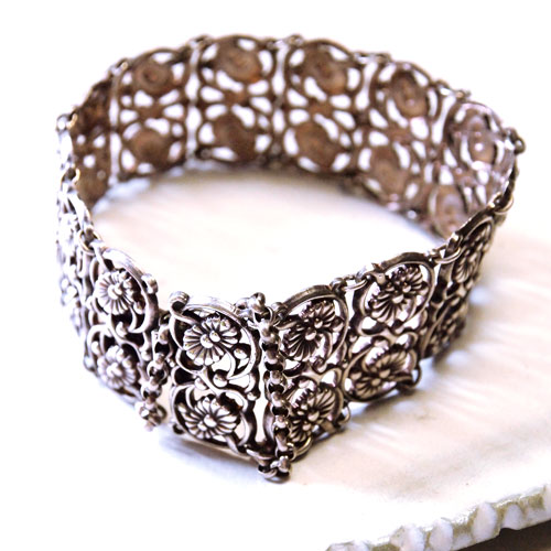 シルバーフラワーワイドブレスレット