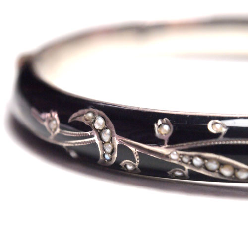 シルバー＆ブラックエナメル　シードパールの三日月とスズラン　バングル