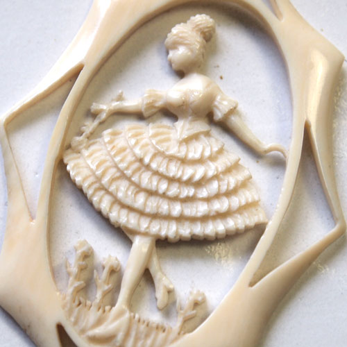 ホーン＆セルロイド　バレリーナネックレス