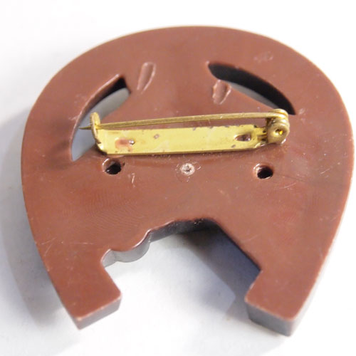 オールドプラスチック　蹄鉄と馬　ブローチ