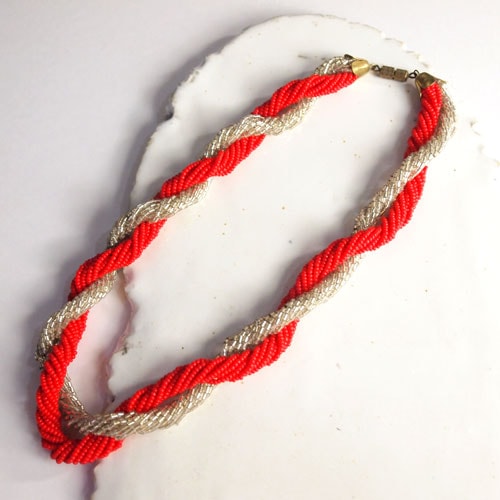 レッド＆シャンパン　ビースツイストネックレス
