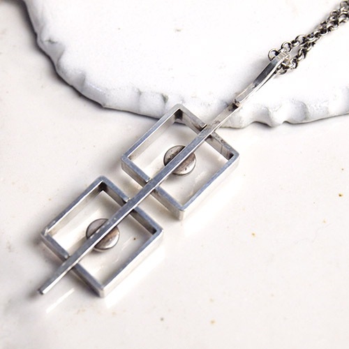 N.E.FROM (N.E.フロム）　デンマーク　ソーダライトスクエアペンダント