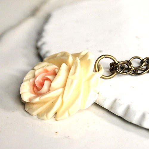 クリーム＆ピンク　ローズ　ボーンペンダント