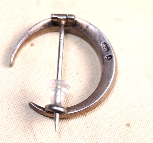 シルバー ペースト クレセントムーンブローチ(2,4cm)