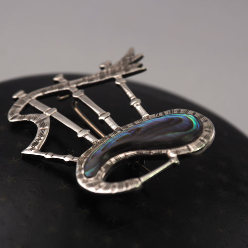 シルバー＆マザーオブパール バグパイプブローチ
