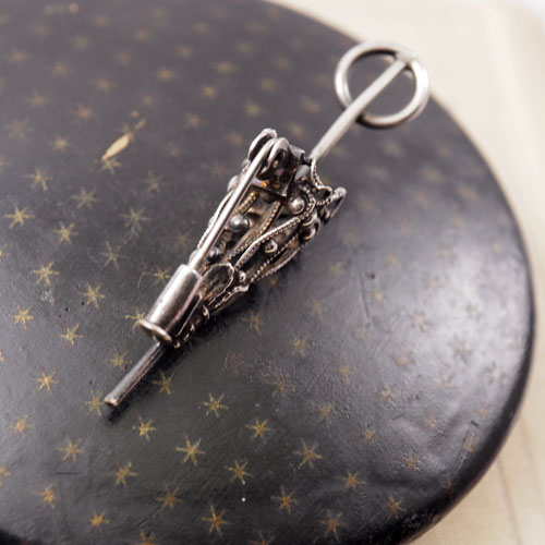 シルバー　アンブレラ　ブローチ