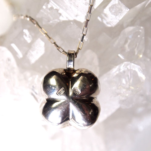 BEICHER HEILESEN　クリスタルonクローバーペンダント