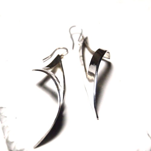 シルバー　ツイスト トライアングル ロングピアス　