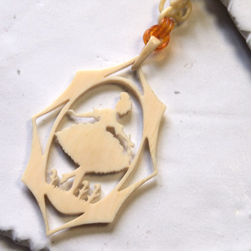 ホーン＆セルロイド　バレリーナネックレス