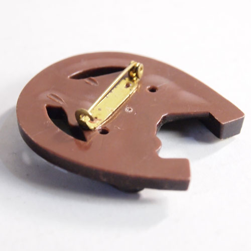 オールドプラスチック　蹄鉄と馬　ブローチ