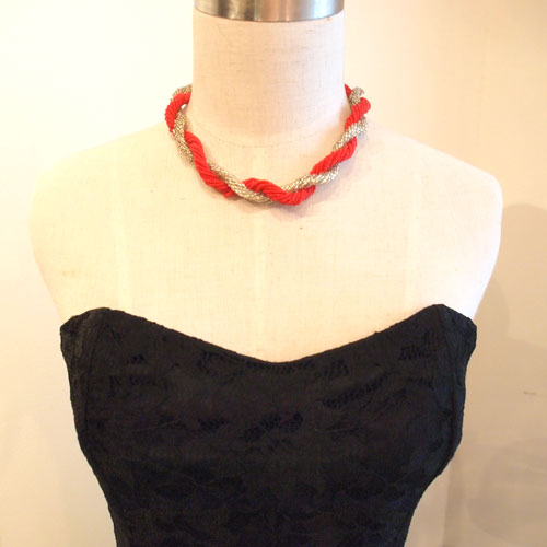 レッド＆シャンパン　ビースツイストネックレス