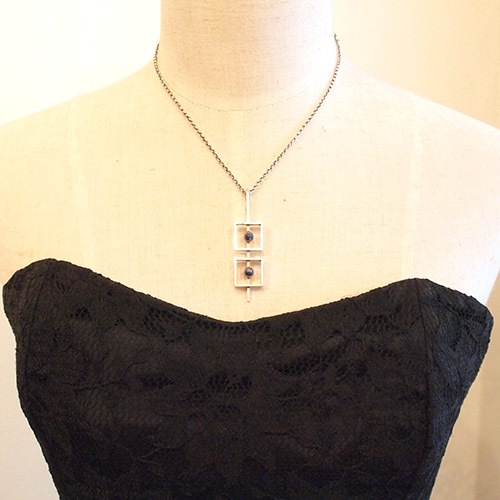 N.E.FROM (N.E.フロム）　デンマーク　ソーダライトスクエアペンダント