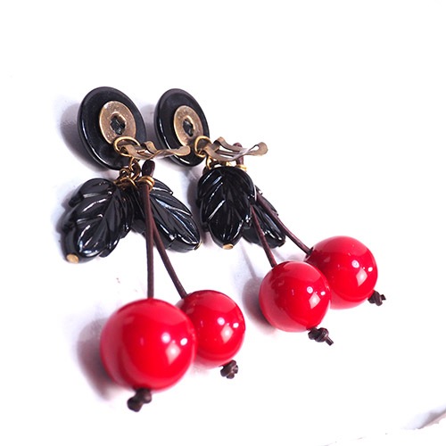 オールドプラスチック レッドチェリー&ブラックリーフ イヤリング