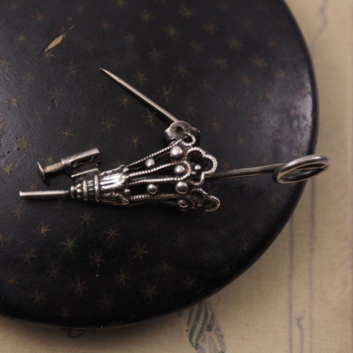 シルバー　アンブレラ　ブローチ