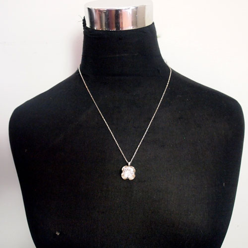 BEICHER HEILESEN　クリスタルonクローバーペンダント