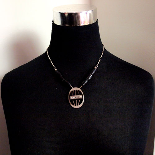 ブラックガラリス&クローム アールデコネックレス