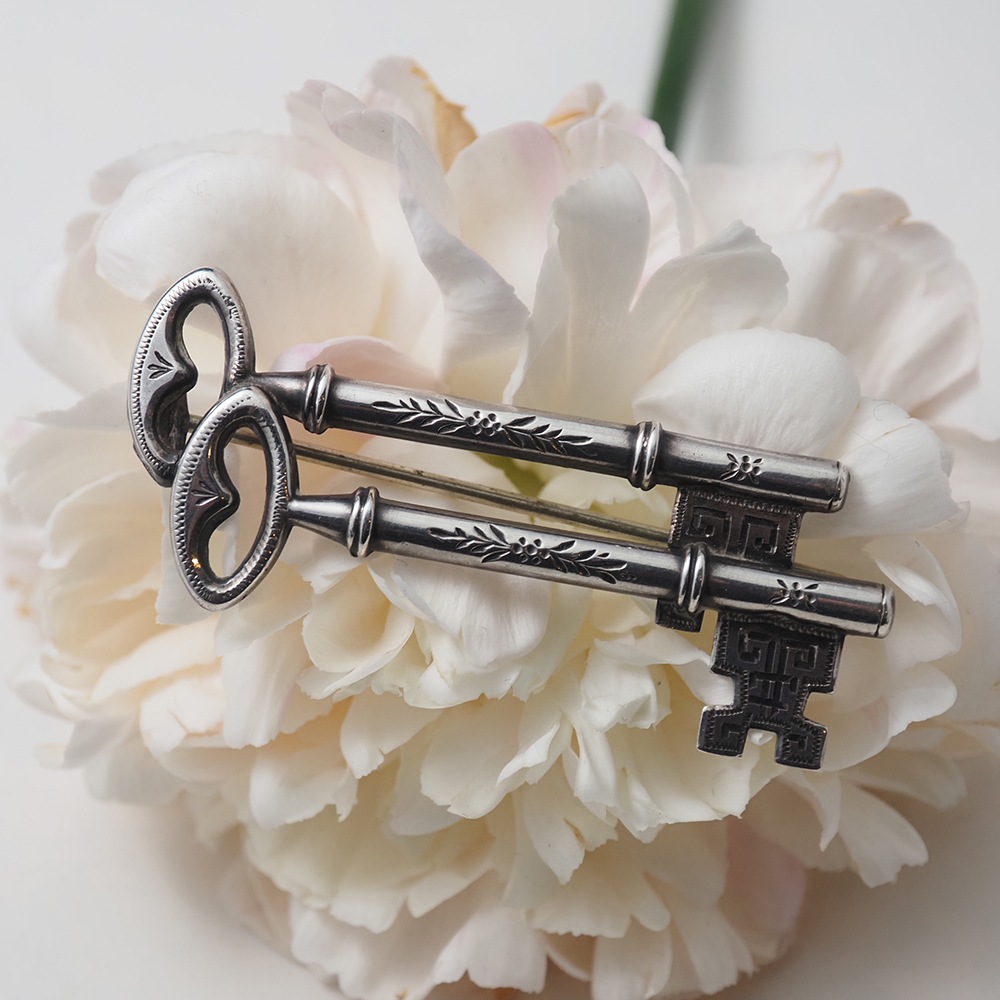 アンティーク シルバー・ダブルキーブローチ