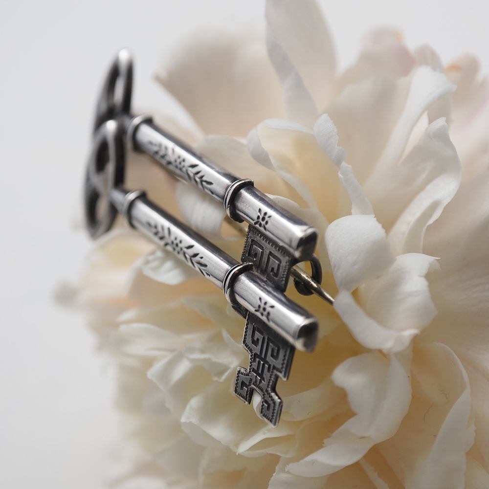 アンティーク シルバー・ダブルキーブローチ