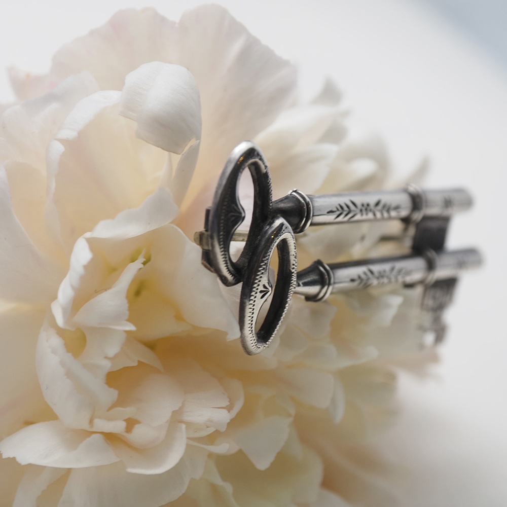 アンティーク シルバー・ダブルキーブローチ