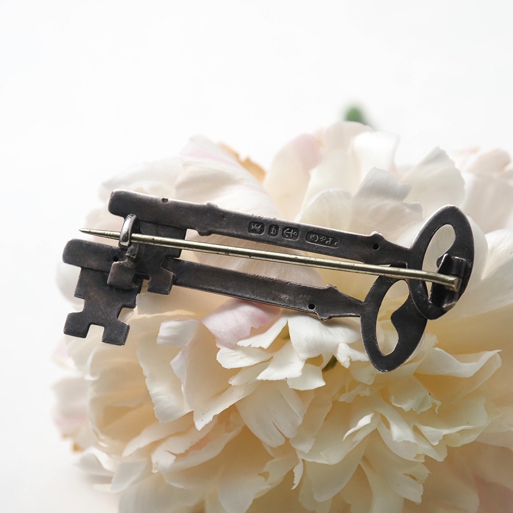 アンティーク シルバー・ダブルキーブローチ