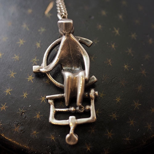 Jorma Laine ヨルマレイン ブランコに乗る人のペンダント