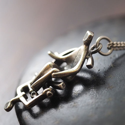 Jorma Laine ヨルマレイン ブランコに乗る人のペンダント