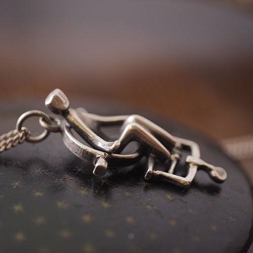 Jorma Laine ヨルマレイン ブランコに乗る人のペンダント