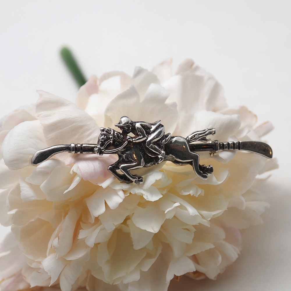 アンティークシルバー ジョッキー＆ホース「ウィップ（馬鞭）」ブローチ