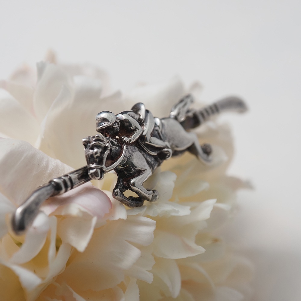 アンティークシルバー ジョッキー＆ホース「ウィップ（馬鞭）」ブローチ