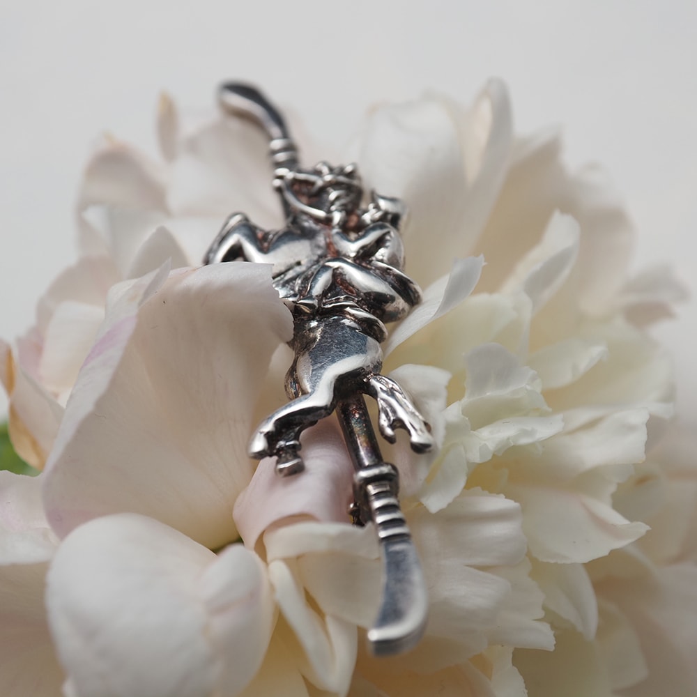 アンティークシルバー ジョッキー＆ホース「ウィップ（馬鞭）」ブローチ