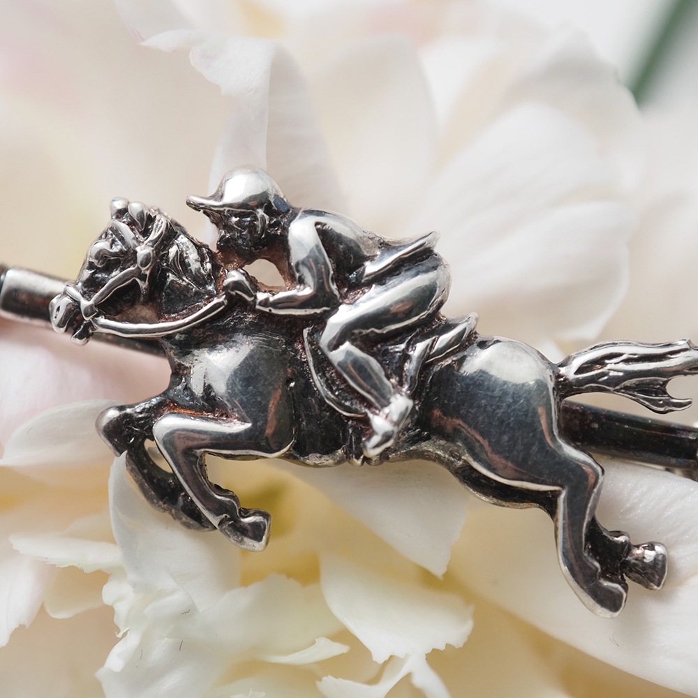 アンティークシルバー ジョッキー＆ホース「ウィップ（馬鞭）」ブローチ