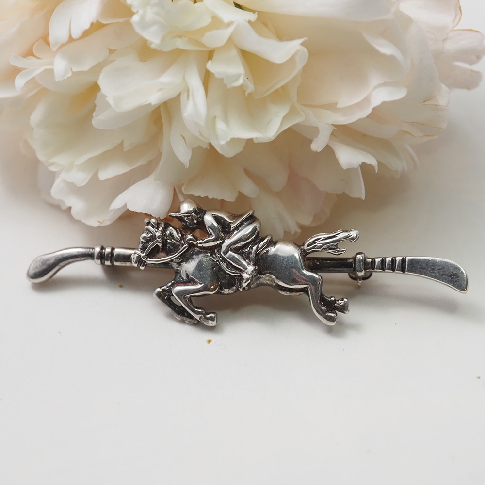 アンティークシルバー ジョッキー＆ホース「ウィップ（馬鞭）」ブローチ