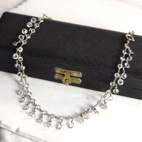 クリスタル＆プラチナム（メタル）　フリンジネックレス