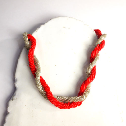 レッド＆シャンパン　ビースツイストネックレス