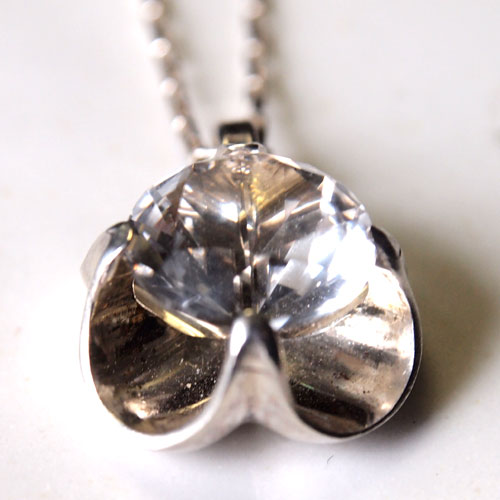 BEICHER HEILESEN　クリスタルonクローバーペンダント