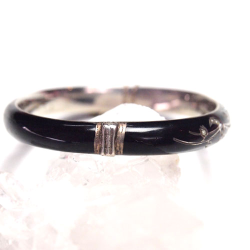 シルバー＆ブラックエナメル　シードパールの三日月とスズラン　バングル