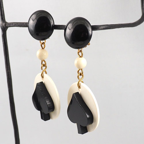 オールドプラスチック　モノトーン　スペードイヤリング