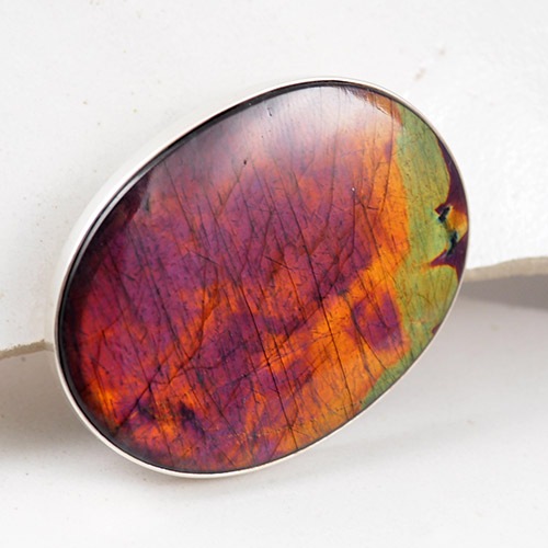 Kaunis Koru カウニスコル ラブラドライト　ブローチ（パープル系）