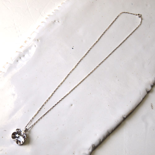 BEICHER HEILESEN　クリスタルonクローバーペンダント