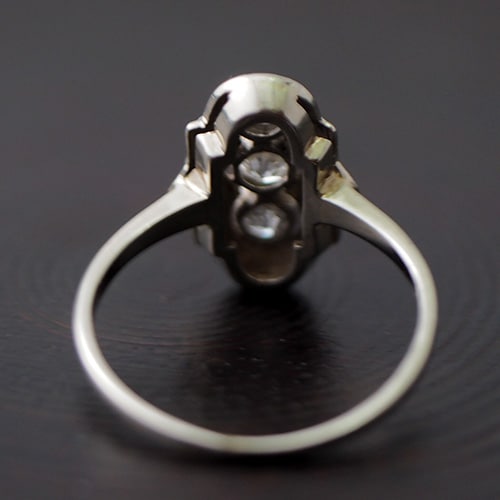 14金ホワイトゴールド　アールデコ　３ダイヤモンドリング