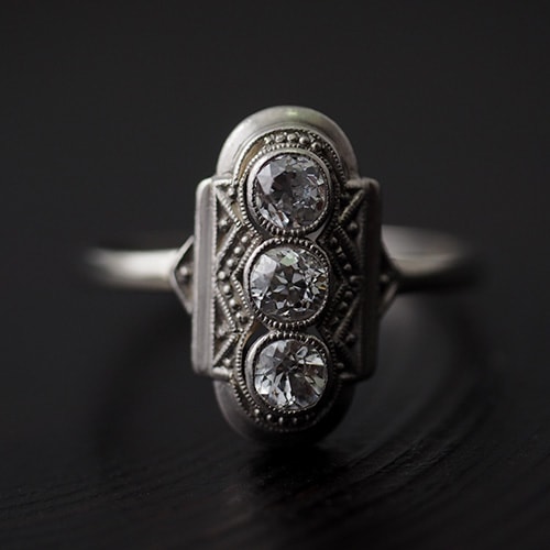 14金ホワイトゴールド　アールデコ　３ダイヤモンドリング