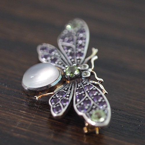 サフラジェット（アメシスト　ペリドット　ムーンストーン）蜂（ハチ）のブローチ