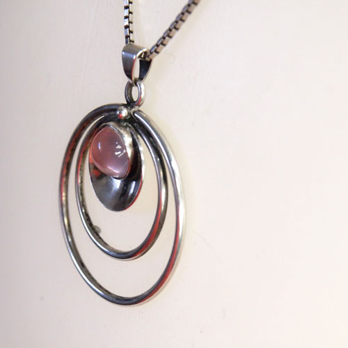 N.E.FROM (N.E.フロム）　デンマーク　ローズクォーツ ドットペンダント