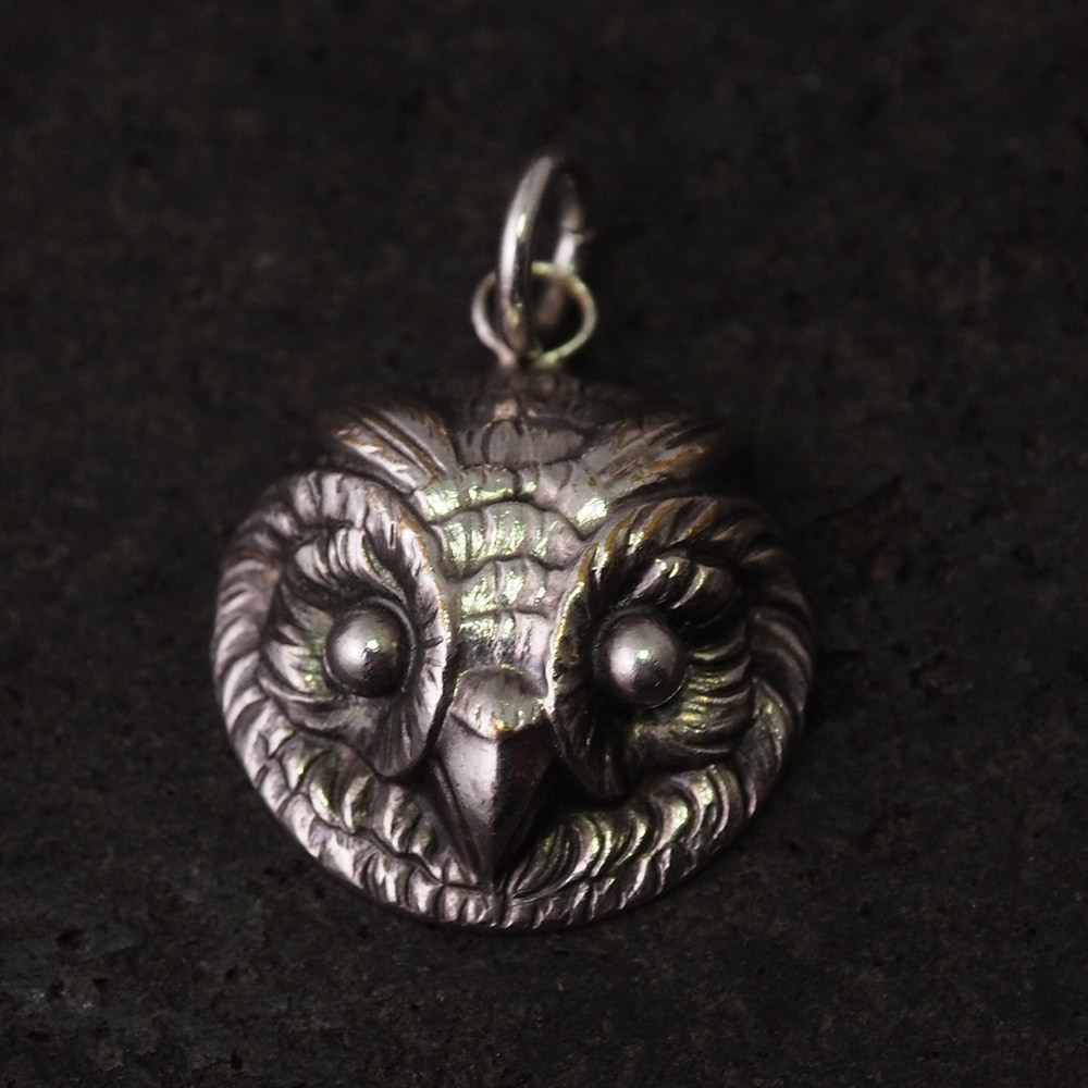メタル　フクロウ　ペンダントトップ