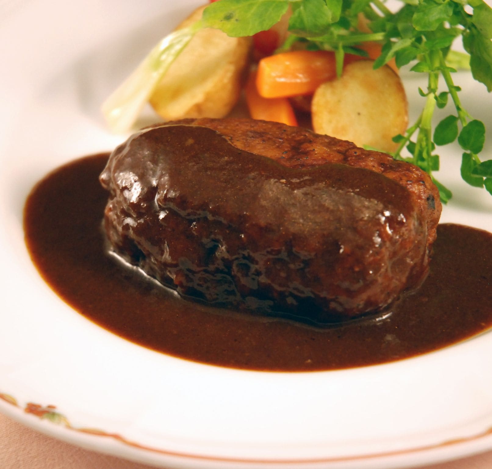 【送料込】＜伊藤グリル＞黒毛和牛と黒豚の煮込みハンバーグ190g ４袋