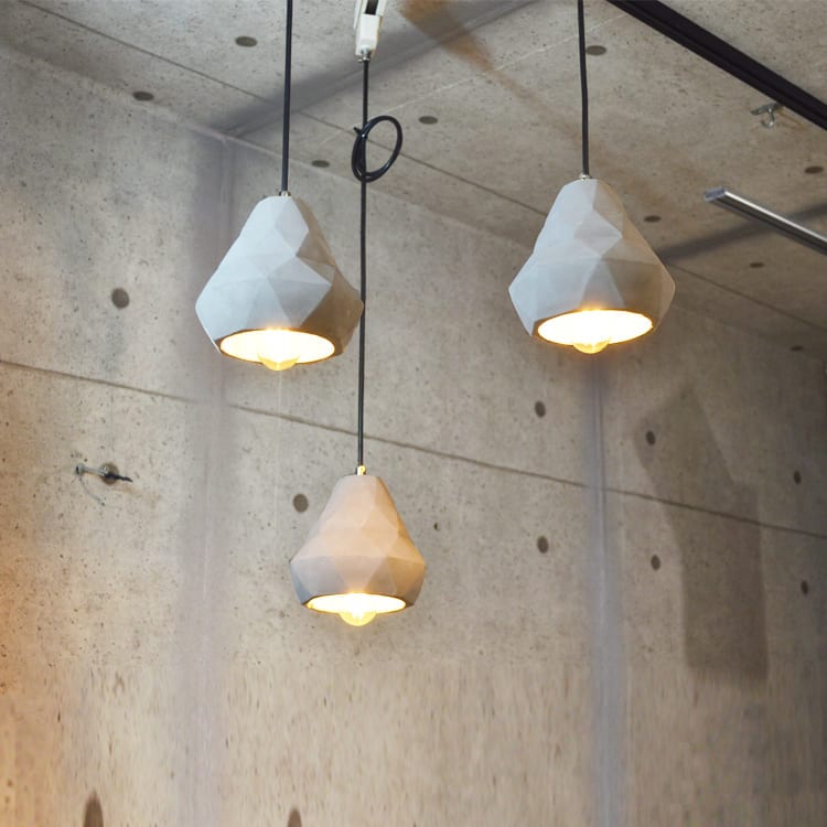 落ち着いたグレーカラー。コンクリート製吊り下げライトでおしゃれ空間