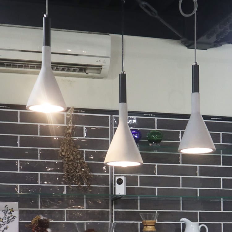 モダンな空間に最適。コンクリート素材のペンダントライト。