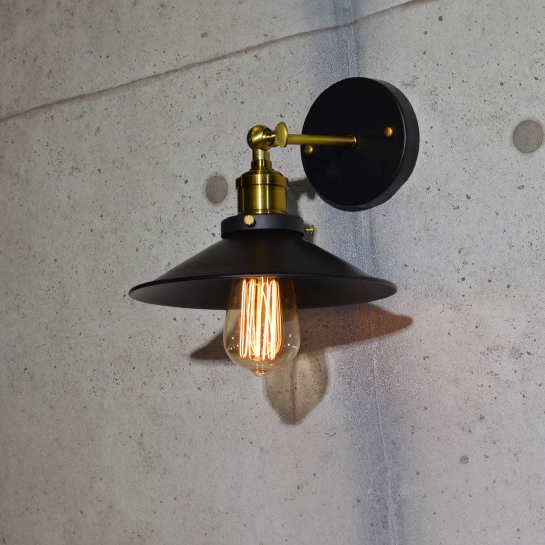 真鍮風のゴールドパーツが魅力的！レトロデザインの壁付け照明 ｜ WL007